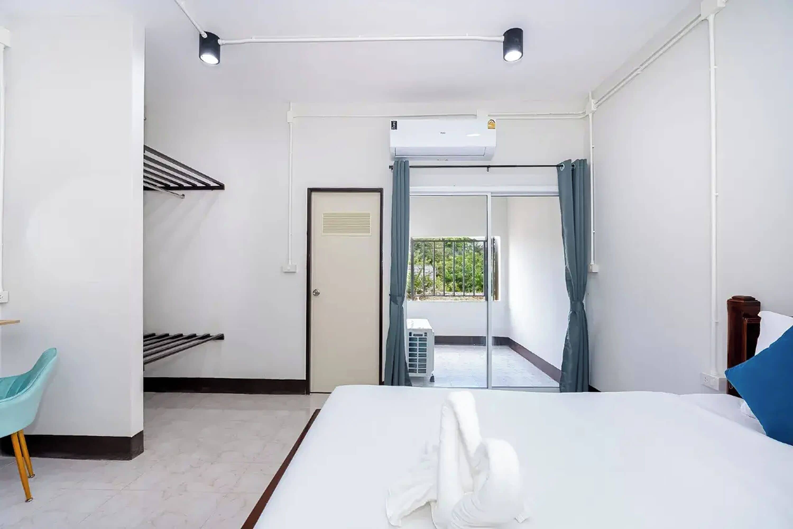 Superior Room, 1 King Bed | Desk, iron/ironing board, free WiFi, bed sheets