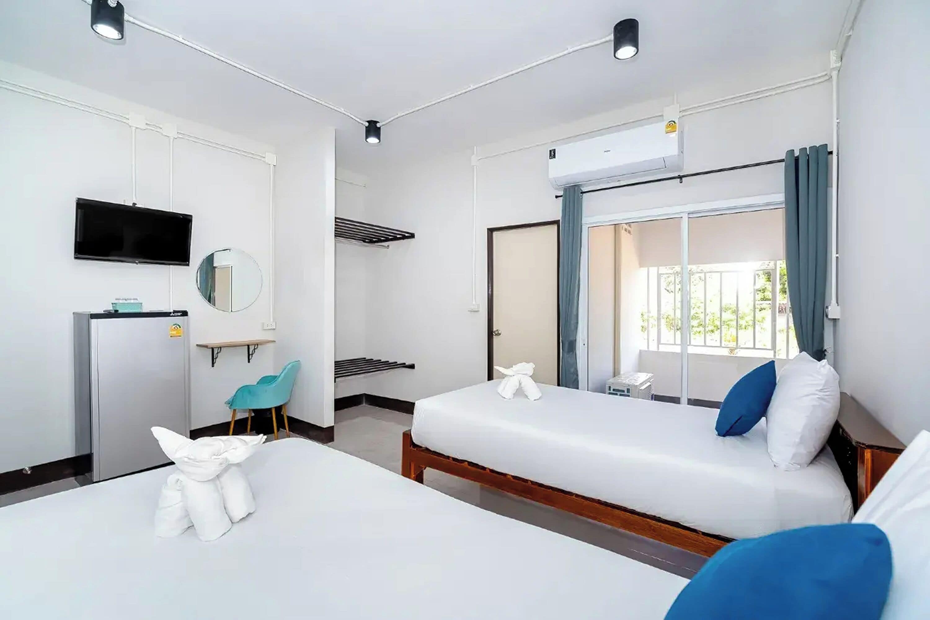 Superior Twin Room | Desk, iron/ironing board, free WiFi, bed sheets
