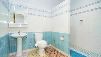 Deluxe Double Room, Balcony, Garden View | Bathroom | Shower, towels, soap, shampoo