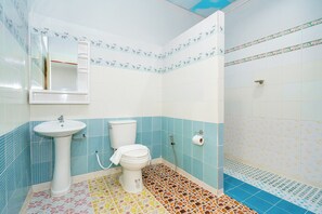 Deluxe tweepersoonskamer, balkon, uitzicht op tuin | Badkamer | Een douche, handdoeken, zeep, shampoo