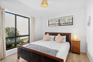 3 bedrooms, free WiFi, bed sheets