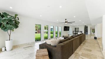 Villa, 5 Bedrooms | Interior