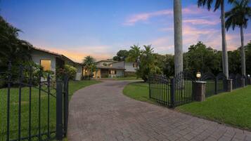 Villa, 5 Bedrooms | Property grounds