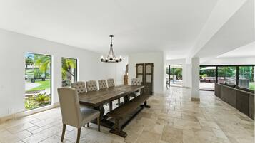 Villa, 5 Bedrooms | Dining