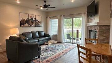 Bloc d'apartaments, 1 dormitori | Sala d'estar | Televisor intel·ligent