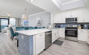 Condo, 3 habitaciones | Cocina privada | Refrigerador, horno y cafetera y tetera 