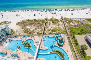 Un complexe hôtelier doté de plusieurs piscines, d’une plage et d’une promenade en bord de mer.