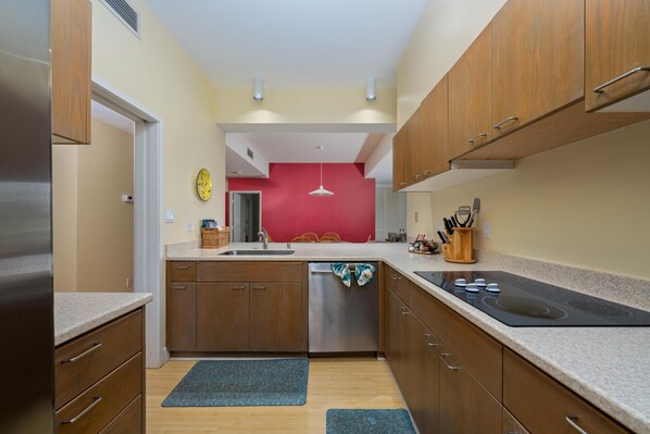 Condo, 2 Bedrooms | Private kitchen | Fridge, oven, coffee/tea maker, toaster - Big Island Vista Waikoloa B203 2 Bedroom Condo (Waikoloa)