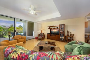 Condo, 2 Bedrooms | Living area