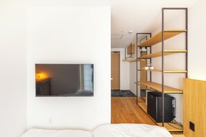 Dash Living Gojo Premier Tatami Room | Desk, iron/ironing board, free WiFi