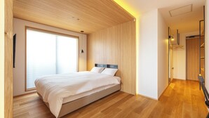 Een moderne slaapkamer met een houten plafond, een groot raam met zonwering, een bed met witte beddengoed en een houten vloer.