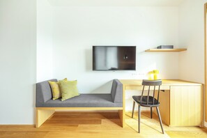Dash Living Gojo Premier Room | Living area