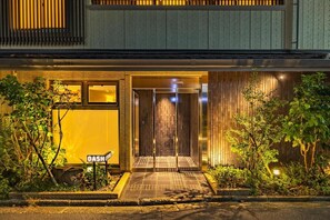 Un bâtiment moderne avec une entrée en verre, une enseigne indiquant « DASH », et une façade en bois.