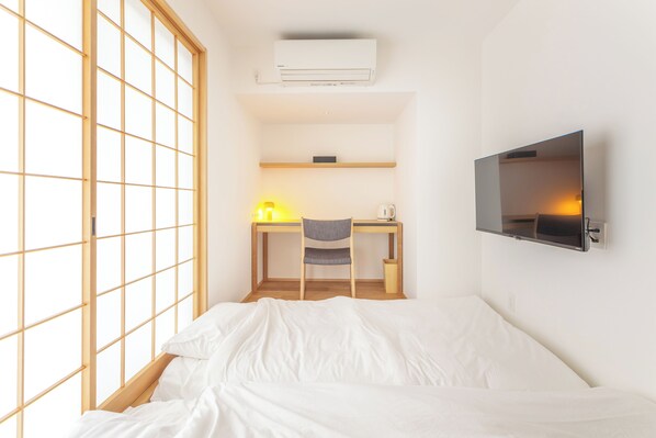 Dash Living Gojo Premier Tatami Room | Desk, iron/ironing board, free WiFi