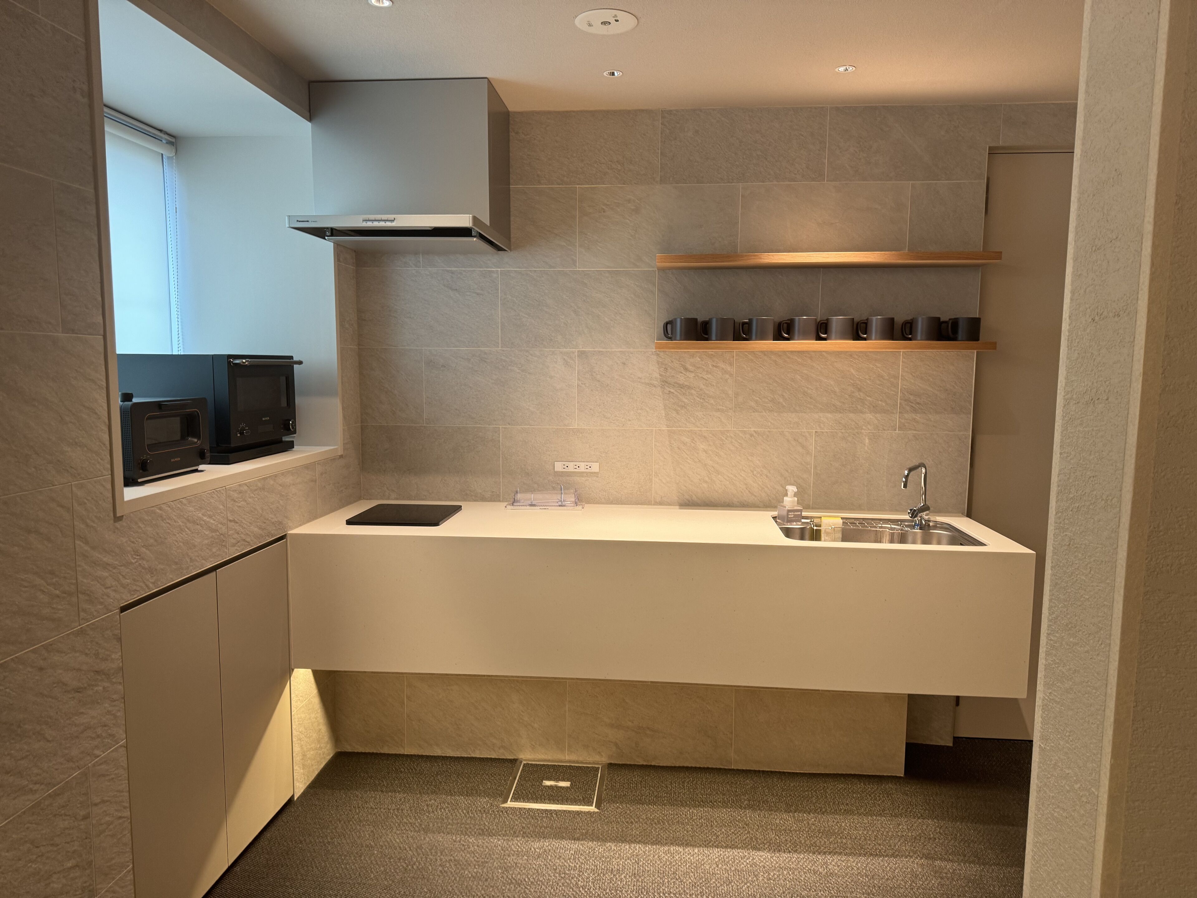 Geladeira grande, micro-ondas, fogão, cooktop