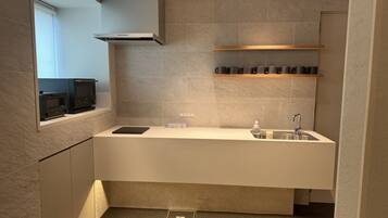 Geladeira grande, micro-ondas, fogão, cooktop