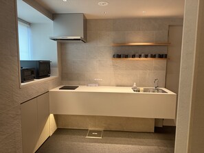 Refrigerador con freezer, microondas, horno, placa de cocina