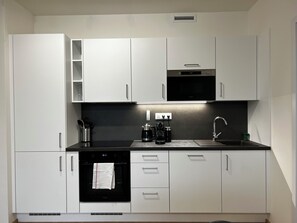 Køleskab, mikrobølgeovn, ovn, kogeplade