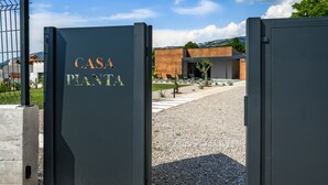 Una entrada con reja a un edificio moderno, con el letrero "CASA PIANTA".