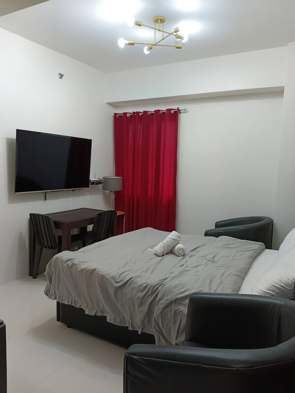Condo, 1 Bedroom, Balcony, City View | Room amenity