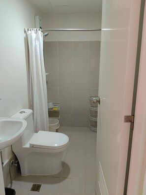Room, 1 Bedroom, Balcony, City View | Bathroom
