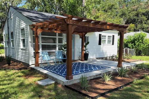 Clean 2 BR - 5 minutes to PI + Beach - Coffee, Blackstone, and Pergola - NEW!