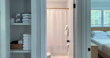 Clean 2 BR - 5 minutes to PI + Beach - Coffee, Blackstone, and Pergola - NEW!