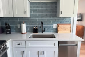 Een magnetron, een oven, een kookplaat, een vaatwasser