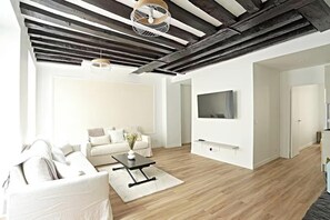 TV - A PERFECT BLEND OF COMFORT, STYLE & UNBEATABLE LOCATION – SAINT GERMAIN (Paris)