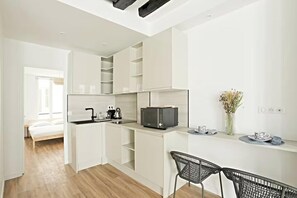 Fridge, microwave, dishwasher, coffee/tea maker