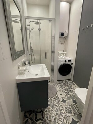 Douche, sèche-cheveux, serviettes fournies, savon