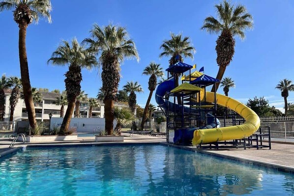 Una piscina cubierta, una piscina climatizada