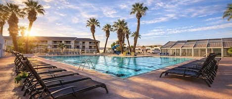 Una piscina techada, una piscina climatizada