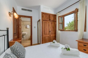 6 chambres, coffres-forts dans les chambres, fer et planche à repasser