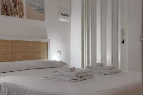 Modern & Cozy Studio Steps from Beach