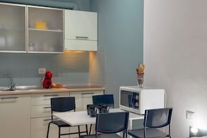 Micro-ondes, four, plaque de cuisson, lave-vaisselle