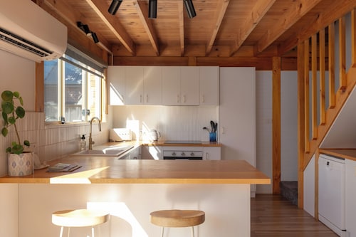 Lemon Tree | Walk to the beach! | Pet Friendly | Free Parking | Eco Friendly