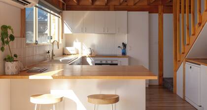 Lemon Tree | Walk to the beach! | Pet Friendly | Free Parking | Eco Friendly