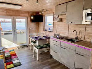 Kühlschrank, Mikrowelle, Herdplatte, Wasserkocher mit Kaffee-/Teezubehör