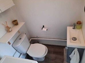 Bidet, serviettes fournies, savon, papier toilette