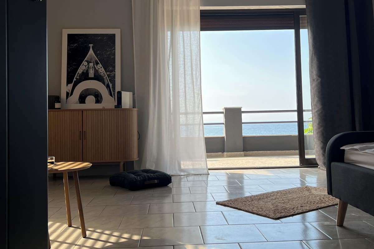 ห้องจูเนียร์สวีท, ระเบียง, วิวทะเล | โต๊ะทำงาน, พื้นที่ทำงานแบบใช้แล็ปท็อป, ผ้าม่านกันแสง, ห้องเก็บเสียง