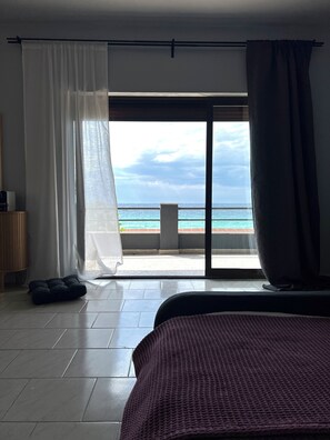 Suite junior, balcón, vistas al mar | Escritorio, espacio para trabajar con un portátil, cortinas opacas