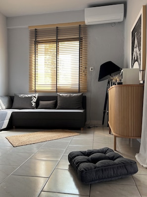 Suite junior, balcón, vistas al mar | Escritorio, espacio para trabajar con un portátil, cortinas opacas