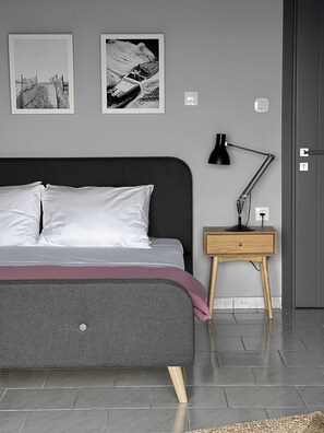 Suite junior, balcón, vistas al mar | Escritorio, espacio para trabajar con un portátil, cortinas opacas