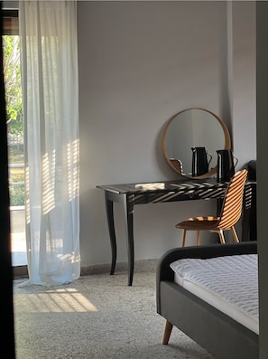 ห้องลักซ์ชัวรี่ดับเบิล, ระเบียง, เห็นวิวทะเลบางส่วน | โต๊ะทำงาน, พื้นที่ทำงานแบบใช้แล็ปท็อป, ผ้าม่านกันแสง, ห้องเก็บเสียง