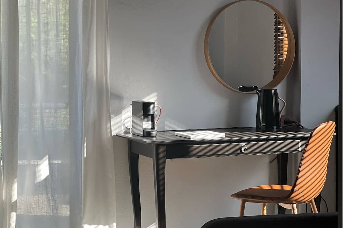 ห้องลักซ์ชัวรี่ดับเบิล, ระเบียง, เห็นวิวทะเลบางส่วน | โต๊ะทำงาน, พื้นที่ทำงานแบบใช้แล็ปท็อป, ผ้าม่านกันแสง, ห้องเก็บเสียง