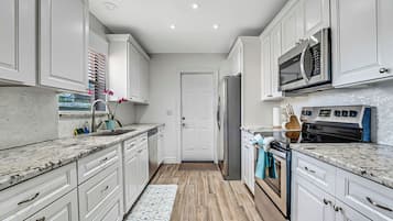 Microondas, horno, placa de cocina, lavavajillas