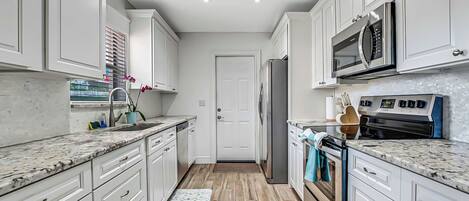 Micro-ondes, four, plaque de cuisson, lave-vaisselle