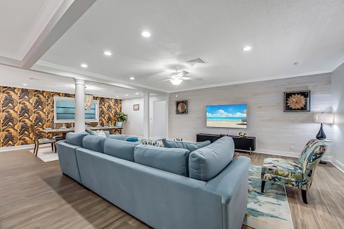 The Sun Sail Retreat - Spacious Home w/ Private Pool, 1 Mile to Beach, Walk DT!