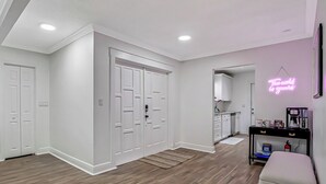 Un intérieur moderne avec un plancher en bois, des murs blancs et un coin cuisine.